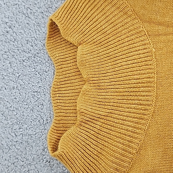 Soft Spongy Knit Sweater With Scalloped Edges - Picture 4 of 8